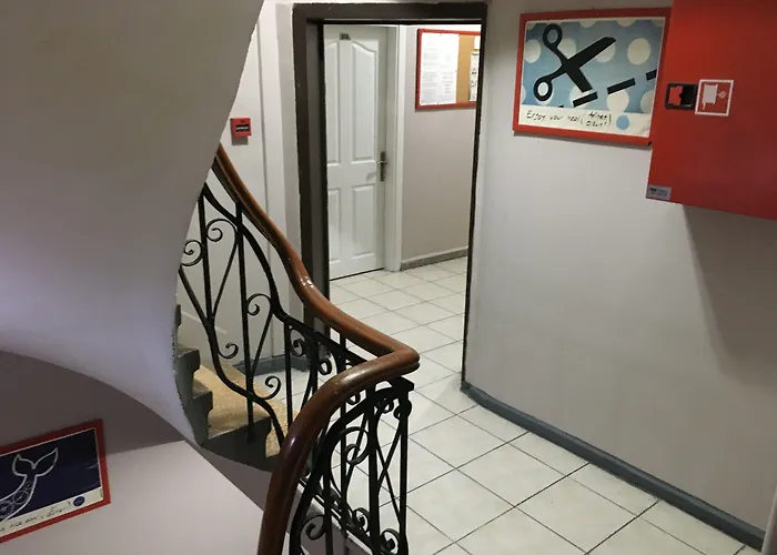 الشباب سيكند هوم